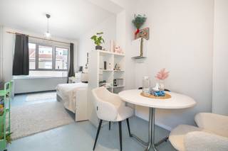 Brussel – in de buurt van het aangename Koninklijk Domein van Laken, dicht bij alle communicatiemiddelen: dit mooie dubbele gebouw heeft...