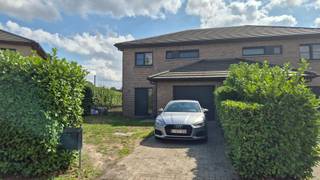 Charmante woning, dichtbij het centrum van Evergem, in een residentiële verkaveling. Deze ruime woning biedt alle comfort en gemakken die je maar kunt wensen. <br /><br />Fantastische indeling : een ruime woonkamer met veel lichtinval, een uitgeruste keuken, inkomhal &amp; toilet. Boven zijn er 3 grote slaapkamers, een ruime badkamer, toilet. <br /><br />Buiten vind je een mooie tuin en een groot terras waar je kunt ontspannen en genieten van de zon. <br /><br />Topligging, dichtbij winkels, restaurants, bib, openbaar vervoer, scholen, sportcentra.... dit pand is gelegen in de Patrijzenstraat, de perfecte plek voor iedereen die op zoek is naar comfort, gemak en een rustige omgeving dichtbij het centrum. <br /><br />Weldra meer foto's<br />Meer info of een plaatsbezoek gewenst bel Annemie 0477/34.54.38