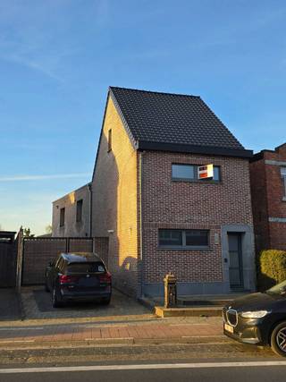 leuke grote woning met veel mogelijkheden en met heel goede ligging.halfopenbebouwing .Dicht tegen het Centrum van Berlaar met veel winkels en alles...
