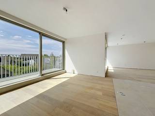 6% BTW mogelijk. Nieuwbouw hoekappartement met zuidwest oriëntatie gelegen op de tweede verdieping van de Residentie AQUILO, een stijlvolle nieuwbouwresidentie waar comfortabel wonen en de charme van de Belgische kust samenkomen. Het project bestaat uit 16 moderne appartementen met twee of drie slaapkamers, elk afgewerkt met duurzame en kwalitatieve materialen.  De woonruimtes zijn ruim opgevat en baden in een sfeer van rust, licht en verfijning. Voor de appartementen op de tweede verdieping is een ruime zolderberging inbegrepen, wat zorgt voor extra praktische opbergruimte.  Bij het ontwerp werd niet alleen aandacht besteed aan esthetiek en comfort, maar ook aan energieprestaties en duurzaamheid. Elke woonunit beschikt over eigen zonnepanelen en wordt uitgerust met een warmtepomp, performante isolatie en een ventilatiesysteem D, wat bijdraagt aan een energiezuinige en toekomstgerichte woonkwaliteit.  Ondergronds is er de mogelijkheid om een afgesloten garage of private berging bij te kopen. Ref. Aquilo 152 - 0201