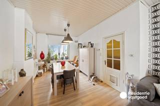 Welkom in de Timmermanstraat 37 te Oostende. Achter de karaktervolle gevel schuilt een bijzonder ruime stadswoning met heel wat mogelijkheden, ideaal voor wie op zoek is naar veel binnenruimte gecombineerd met een centrale ligging.<br /><br />Op het gelijkvloers wordt u verwelkomd in de inkomhal, die toegang geeft tot de ruime en gezellige leefruimte met zit- en eetgedeelte. Aansluitend bevindt zich de praktische keuken met rechtstreekse toegang tot het terras.<br /><br />De eerste verdieping biedt een ruime slaapkamer met aansluitende dressing, een tweede slaapkamer en een comfortabele badkamer met inloopdouche, dubbele wastafel en toilet. Daarnaast is er nog een afzonderlijk toilet aanwezig.<br /><br />Ook de zolderverdieping is volledig ingericht en vormt een echte meerwaarde. Dankzij de royale oppervlakte en mezzanine kan deze ruimte perfect dienstdoen als extra slaapkamer, bureau, hobbyruimte of combinatie hiervan.<br /><br />Verder beschikt de woning over een ruime kelder met technische installaties en aansluiting voor de wasmachine.<br /><br />Met een EPC-label C (259 kWh/m²), centrale verwarming op aardgas, dakisolatie en pvc schrijnwerk met hoogrendementsbeglazing beschikt deze woning bovendien over een mooie energetische basis.<br /><br />Een woning met verrassend veel ruimte en potentieel op een centrale locatie in Oostende!