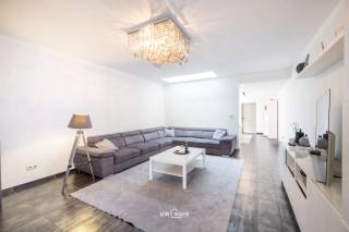 Op zoek naar een woning waar u vandaag nog de sleutel van kunt draaien? Deze instapklare woning, gelegen in het centrum van Temse, combineert de charme van een centrale ligging met het comfort van hedendaags wonen.<br /><br />Zodra u binnenstapt, valt de ruime, open leefruimte op — een warme en lichtrijke plek die uitnodigt tot samenzijn, koken en ontspannen. <br />De keuken, doordacht ingericht en overgoten met natuurlijk licht, vormt het kloppend hart van de woning en biedt alle comfort voor de fijnproever onder ons.<br /><br />Aan de keuken is een berging en via deze keuken wandelt u zo naar buiten, op het grote terras — de ideale plek voor een ontspannen ontbijt in de ochtendzon of een gezellige avond met vrienden.<br /><br />Op de bovenverdieping bevinden zich drie slaapkamers en de badkamer.<br /><br />Dankzij de centrale ligging in Temse heeft u alle winkels, scholen en openbaar vervoer op wandelafstand, terwijl u thuis geniet van rust en ruimte.<br /><br />Kortom: instapklaar, lichtrijk en centraal gelegen — deze woning wacht enkel nog op zijn nieuwe eigenaar.