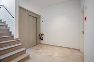 Dit ruime en lichtrijke appartement met een oppervlakte van 125m² bevindt zich aan het gezellige dorpsplein van het rustige, landelijke Holsbeek.Via...