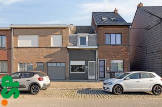 Te renoveren woning met twee slaapkamers en veel potentieel. <br /><br />Indeling van de woning:<br />inkomhal, leefruimte met aansluitend de keuken, een tussen (was-)ruimte en een gelijkvloers badkamer. Op de eerste verdieping hebben we twee slaapkamers en eventuele toegang tot de opbergzolder.<br />Buiten treffen we eerst een grote koer met toegang tot het bijgebouw en achteraan een groene en zeer rustige tuin.<br /><br />Deze woning biedt tal van mogelijkheden: Voorbeeld:<br />- Gelijkvloers: max. 17 m diep met kroonlijst max. 3.50 m; <br />- Verdieping: max. 13 m met kroonlijst max. 6.50 m; <br />- Dak: plat: aan te sluiten bij nr. 44, of hellend over een dakbasis van 9m diep.<br /><br />Bijkomende troeven: <br />- Top locatie; groen en rustig en nét buiten het centrum<br />- Opportuniteitsmogelijkheden <br />- Veel parkeergelegenheid <br /><br />Voor meer informatie of een bezoek ter plaatse, kan u contact opnemen met IMMO SP via 014 59 10 20 of mailen naar info@immosp.be. Benieuwd naar de waarde van uw eigen woning? Vraag vrijblijvend een gratis verkoopanalyse aan – wij helpen u graag verder!
