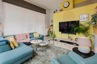 Dit verzorgd gelijkvloers appartement geniet van een <strong>uitzonderlijk</strong> <strong>gunstige</strong> <strong>ligging</strong> aan het <strong>Casinoplein</strong>, op een <strong>toplocatie</strong> waar zowel het <strong>strand</strong> als het <strong>openbaar</strong> <strong>vervoer</strong> zich op <strong>wandelafstand</strong> bevinden. Dankzij deze centrale ligging profiteert u van een uitstekende bereikbaarheid en bevindt u zich vlak bij tal van winkels, horecazaken en andere voorzieningen.<br /><br />Bij het betreden van het appartement wordt u verwelkomd in een <strong>aangename</strong> en <strong>lichtrijke</strong> <strong>eetruimte</strong>, die zich aan de rechterzijde bevindt en naadloos aansluit op de open, <strong>volledig</strong> <strong>uitgeruste</strong> <strong>keuken</strong>. Aansluitend bevindt zich een <strong>praktische</strong> <strong>berging</strong>, uitgerust met de nodige <strong>aansluitingen</strong> voor het plaatsen van <strong>twee</strong> <strong>wasmachines</strong> en <strong>twee</strong> <strong>droogkasten </strong>en<strong> </strong>een<strong> waterverzachter,</strong> wat bijzonder handig is voor grotere gezinnen of intensief gebruik.<br />Via enkele treden bereikt u de <strong>gezellige</strong> <strong>zithoek</strong>, die een <strong>warme</strong> en <strong>uitnodigende</strong> <strong>sfeer</strong> uitstraalt. Vanuit deze leefruimte heeft u rechtstreeks toegang tot het <strong>aangename</strong> <strong>terras</strong>, waar u in alle rust kunt genieten van het buitenleven.<br />Verder beschikt het appartement over <strong>twee</strong> <strong>slaapkamers</strong> en een stijlvolle <strong>badkamer</strong>, ingericht met een <strong>ruime</strong> <strong>inloopdouche</strong> en hedendaags comfort.<br /><br />Het appartement is gelegen op het <strong>gelijkvloers</strong> van een <strong>rustige</strong> <strong>residentie</strong> en beschikt bovendien over een <strong>gemeenschappelijke</strong> <strong>fietsenberging</strong>, wat een extra praktisch voordeel biedt.<br /><br />Ook op technisch vlak scoort deze eigendom uitstekend. Zo is er reeds een <strong>conforme</strong> <strong>elektrische</strong> <strong>keuring</strong> aanwezig en beschikt het appartement over een <strong>gunstig</strong> <strong>EPC</strong>. De <strong>verwarming</strong> gebeurt via een <strong>individuele</strong> <strong>gasinstallatie</strong> en alle nutsvoorzieningen zijn voorzien van <strong>afzonderlijke</strong> <strong>tellers</strong>.<br /><br />Dankzij de uitstekende ligging, de praktische indeling en de <strong>gunstige</strong> <strong>technische</strong> <strong>eigenschappen</strong> biedt dit appartement <strong>tal</strong> <strong>van</strong> <strong>mogelijkheden</strong>. Het is dan ook uitermate geschikt als vaste woonplaats, comfortabel tweede verblijf aan de kust of als interessante investering met een aantrekkelijk verhuurpotentieel.