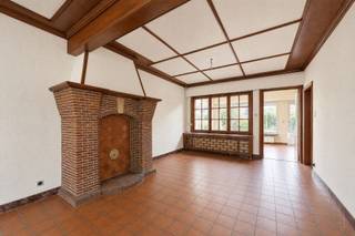 <p><span>Te renoveren woning met tal van mogelijkheden op wandelafstand van het centrum van Kontich</span></p><p><span>Deze te renoveren woning is gelegen op een perceel van 237,9 m² en bevindt zich op een uitstekende locatie op wandelafstand van het centrum van Kontich. Winkels, scholen, openbaar vervoer en andere voorzieningen bevinden zich allemaal in de nabije omgeving.</span></p><p><span>De woning biedt dankzij haar indeling en structuur tal van mogelijkheden. Bovendien kan de ruime zolderverdieping nog verder worden ingericht, bijvoorbeeld als extra slaapkamers, hobbyruimte of bijkomende badkamer.</span></p><p><span> </span></p><p><span> </span></p><p><span>Indeling</span></p><p><span>Gelijkvloers<br />Bij het binnenkomen vinden we een leefruimte met aansluitend de gesloten keuken en een apart toilet. Vanuit de leefruimte is er rechtstreeks toegang tot de tuin.</span></p><p><span> </span></p><p><span>Tuin<br />De woning beschikt over een aangename tuin met een goede privacy. De rechtstreekse toegang vanuit de leefruimte zorgt voor een mooie verbinding tussen binnen en buiten</span></p><p><span>.</span></p><p><span>Eerste verdieping<br />Op de eerste verdieping bevinden zich twee ruime slaapkamers en de badkamer.</span></p><p><span> </span></p><p><span>Zolder<br />De zolderverdieping is momenteel bereikbaar via een trektrap en biedt nog heel wat potentieel. Mits de nodige renovatiewerken kan deze ruimte bijvoorbeeld worden ingericht als extra slaapkamers, een badkamer, hobbyruimte of bureauruimte.</span></p><p><span> </span></p><p><span>Kelderverdieping (-1)<br />De ondergrondse verdieping beschikt over een ruime garage en een praktische bergplaats, wat zorgt voor extra opslag- en parkeermogelijkheden.</span></p><p><span> </span></p><p><span>Constructie</span></p><p><span>De woning beschikt over een betonconstructie, wat een stevige basis vormt voor de verdere renovatie en inrichting.</span></p><p><span> </span></p><p><span>Oprit: </span></p><p><span>De oprit biedt plaats voor meerdere auto's.</span></p><p><span> </span></p><p><span>Troeven</span></p><ul><li><span>Aantrekkelijke en uitnodigende voorgevel</span></li><li><span>Perceel van 237,9 m²</span></li><li><span>Garage met oprit voor meerdere auto's.</span></li><li><span>Ruime garage en bergplaats</span></li><li><span>Twee ruime slaapkamers op de eerste verdieping</span></li><li><span>Zolder met mogelijkheden tot uitbreiding</span></li><li><span>Privacyvolle tuin</span></li><li><span>Tal van renovatie- en indelingsmogelijkheden</span></li><li><span>Gelegen op wandelafstand van het centrum van Kontich</span></li><li><span>Winkels, scholen en openbaar vervoer vlot bereikbaar</span></li></ul><p><span>Een interessante woning voor wie op zoek is naar een renovatieproject met uitbreidingsmogelijkheden en een centrale ligging in Kontich.</span></p><p><span> </span></p><p><span>Renovatieplicht</span></p><p><span>Dit pand is onderhevig aan de renovatieverplichting die door de Vlaamse overheid wordt opgelegd voor residentiële gebouwen.<br />Consulteer voor meer informatie :<br />https://www.vlaanderen.be/een-woning-kopen/renovatieverplichting-voor-residentiele-gebouwen<br />Het lage energiepeil kan aangewend worden om bij renovatie gebruik te maken van verschillende renovatiepremies.</span></p><p><span> </span></p>