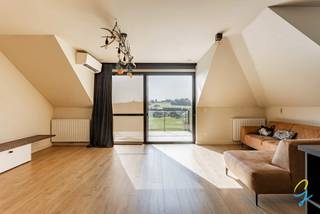<p>Voor een bezoek of meer info bel Saimen: 0470 79 24 20 of mail naar saimen@cornelis-goeman.be<br /><br />Op zoek naar een instapklaar appartement op wandelafstand van het centrum van Brakel? Dan is dit recent appartement in de Kasteelstraat in Brakel zeker een bezoek waard.</p>
<p>Het appartement bevindt zich op de bovenste verdieping van een rustige residentie en geniet van een aangename lichtinval en een praktische indeling.</p>
<p>Via de inkomhal kom je in de ruime en gezellige leefruimte, die aansluit op de volledig uitgeruste keuken. Verder beschikt het appartement over een apart gastentoilet, een nachthal, drie volwaardige slaapkamers en een badkamer met alle comfort.</p>
<p>Als extra troef hoort er bij het appartement een <strong>privatieve garagebox</strong> bij te kopen aan € 26.000,-, waardoor je steeds over voldoende parkeer- en opbergruimte beschikt.</p>
<h3>Extra troeven:</h3>
<ul>
<li>Recent gebouw 2020</li>
<li>Gunstig EPB</li>
<li>Conforme elektriciteit</li>
<li>3 slaapkamers</li>
<li>Open zicht achter aan het gebouw</li>
<li>Privatieve garagebox</li>
</ul>
<p>Dankzij de ideleale ligging woon je in een aangename omgeving met winkels, openbaar vervoer en verbindingswegen in de nabije omgeving.</p>
<p><strong>Interesse? Neem gerust contact op voor meer informatie of een bezoek ter plaatse!</strong></p>