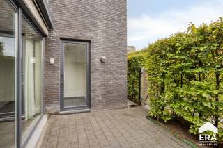 [[ DIT PAND NEEMT DEEL AAN DE ERA OPEN HUIZEN DAG OP 6/12 VAN 16:00 TOT 17:00 ]]
strong&amp;gt;Gunstig gelegen instapklare 3 slaapkamerwoning met dubbele garage in het centrum van Tielt. Op enkele minuten van de oprit van de E314.<p>Bekijk de woning hier alvast volledig virtueel zowel binnen als buiten.</p><p><u>Indeling</u>:</p><p><u>Gelijkvloers</u>: Inkomhal met gastentoilet, lichtrijke woonkamer met volledig ingerichte open keuken. Naast de keuken is er een praktische bergruimte/ wasplaats welke in verbinding staat met de ondergelegen garage welke plaats biedt voor 2 wagens.</p><p><u>Eerste verdieping</u>: Via de nachthal heeft u toegang tot de 3 slaapkamers waarvan één met dressing en dakterras, de badkamer met bad en douche en een afzonderlijk toilet.</p><p><u>Extra troeven</u>:</p><ul><li>Gunstig EPC.</li><li>Elektriciteit conform.</li><li>Ramen zijn voorzien van screens.</li><li>Zonneluifel op het terras.</li><li>Praktische indeling.</li><li>Ruime afzonderlijke afgesloten garage.</li><li>Vlakbij de dorpskern met alle voorzieningen.</li><li>Vlak de E314.</li></ul><p><strong>Bel even voor een vrijblijvend bezoek of kijk zeker ook op </strong><strong>www.era.be/janssens</strong><strong> voor meer info en detail maten.</strong></p>