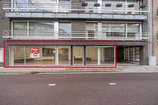 Ben je op zoek naar een commerciële toplocatie om je zaak uit te bouwen?Dan biedt dit gelijkvloerse handelspand tegenover het ziekenhuis van Deinze...