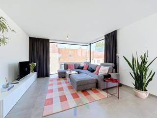 Ligging<br />Dit moderne nieuwbouwappartement ligt op de tweede verdieping van een kleine residentie met drie appartementen. Scholen, openbaar vervoer en winkels zijn slechts op een steenworp verwijderd, net als het centrum van Tielt.<br /><br />Indeling<br />Via de inkomhal kan je enerzijds richting het slaapgedeelte en anderzijds richting het woongedeelte. In het woongedeelte is er een royale leefruimte voorzien met een open, geïnstalleerde keuken. Deze is afgewerkt met een inductiekookplaat, dampkap, combi-oven en vaatwas. Vanuit de keuken kan je naar de praktische wasplaats waar heel wat inbouwkasten terug te vinden zijn. Hier is ook ruimte voorzien om een wasmachine en droogkast te plaatsen. Vervolgens is er een afgesloten privé terras waar het aangenaam vertoeven is (mogelijkheid tot het overnemen van de pergola). In het slaapgedeelte zijn er twee slaapkamers van respectievelijk 13,5 en 17,5 vierkante meter. De badkamer is afgewerkt met een lavabo en inloopdouche. Tenslotte is er een ruime garage die plaats kan bieden voor twee wagens.<br /><br />Varia <br />Het volledige appartement is voorzien van vloerverwarming die aangedreven wordt met een warmtepomp. Er is Airconditioning voorzien. Het instapklaar appartement wordt verhuurd voor 950 euro per maand met 50 euro per maand provisie voor de gemeenschappelijke kosten. Het appartement is beschikbaar vanaf 1/01/2027.<br /><br />Troeven<br />* Nieuwbouwappartement = conform de huidige normen<br />* Zongericht terras <br />* Ruime garage<br />* Vlakbij centrum Tielt<br /><br />Interesse<br />Ben jij klaar om van dit moderne appartement jouw thuis te maken? Contacteer Magali vandaag nog voor meer informatie of een bezoek.