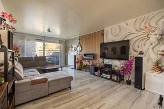 <p>Mogelijkheid tot 2% registratierechten! <br /><br />Deze verzorgde en instapklare woning combineert comfort met een aangename lichtinval en een praktische indeling. Dankzij de recente vernieuwingen en conforme installaties geniet deze eigendom van een vlotte en zorgeloze start.</p>
<p><strong>De gelijkvloerse verdieping:<br /><br /></strong>- Inkomhal met gastentoilet <br />- Lichte en open leefruimte met aangename leef- en eetzone <br />- Open keuken voorzien van alle hedendaagse comfort <br />- Moderne, gerenoveerde badkamer met lavabo, douche en ligbad <strong><br /></strong></p>
<p><strong>De eerste verdieping:<br /></strong>- Drie volwaardige slaapkamers<br />- Apart toilet <br />- Handige bergzolder</p>
<p><strong>De tuin:<br /></strong>- Zonnige en groene tuin<br />- Handige achteruitweg<br />- Perceel bereikbaar langs achter via een poortje</p>
<p><strong>Algemeen:<br /></strong>- Nieuwe ramen<br />- EPC-score B<br />- Asbestveilig<br />- Elektriciteit conform<br />- Instapklare woning zonder zorgen<br /><br />Een aantrekkelijke en praktische woning met alles in huis voor comfortabel wonen, zowel binnen als buiten. Ideaal voor wie op zoek is naar een verzorgde thuis op een aantrekkelijke locatie. <br /><br />Op zoek naar een woning, appartement of bouwgrond in het Waasland of de Denderstreek?<br />De Boer & Partners Waas & Dender begeleidt u graag bij de aankoop of verkoop van vastgoed in deze ruime regio.<br />Wenst u dit pand te bezoeken? Contacteer ons via waasendender@deboerenpartners.be of 03 377 55 00.</p>