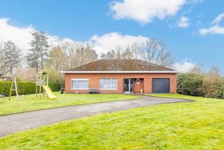 Rustig gelegen te renoveren open bebouwing op mooi perceel.<br /><br />In een aangename omgeving bevindt zich deze open bebouwing met 2 slaapkamers op een ruim perceel van 1538m². De woning biedt tal van mogelijkheden voor wie op zoek is naar een renovatieproject met potentieel.<br /><br />Dankzij de zuid gerichte tuin geniet het perceel van een ideale oriëntatie.<br /><br />De indeling is als volgt:<br />Gelijkvloers: inkomhal, woonkamer, nachthal, 2 slaapkamers, apart toilet, keuken, badkamer, inpandige garage<br />Bergzolder<br /><br />De woning is momenteel verhuurd.<br /><br />Algemeen:<br />- gunstige ligging<br />- groot perceel<br />- EPC F (renovatieplicht)<br />- beschikbaar mits in achtneming huurder<br /><br />Bekijk zeker de 360° rondgang via onze website (+ mogelijkheid tot opmeten en ontmeubelen).<br />Alle attesten zijn beschikbaar onderaan op onze website. <br />Voor meer info of een bezoek: 0472 22 22 88 of danielle@solittvastgoed.be.