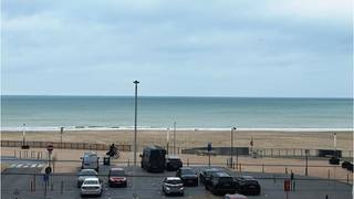 Kijk nu al uit naar een mooie zomer in dit prachtig nieuwbouwappartement met frontaal zeezicht op een AAA locatie in Oostende, op wandelafstand...