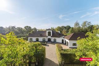 Deze ruime villa combineert een idyllische ligging met een uitstekende bereikbaarheid. Gelegen in een residentiële wijk, wandel je zo de Netevallei in. Zowel het centrum van Herentals als dat van Kasterlee zijn vlot bereikbaar, en de E313 en E34 liggen op slechts 10 km afstand.De villa is volledig gerenoveerd in 2007 en biedt een bewoonbare oppervlakte van maar liefst 475 m². De woning beschikt over een massief parket in de leefruimtes en slaapkamers, 6 slaapkamers (waarvan 3 master bedrooms) en 5 badkamers, waarvan 2 met jacuzzi. Geniet van de rust met een saunacabine en een surround sound systeem.De lichtrijke woonkamer met doorkijkhaard geeft een prachtig uitzicht op de zuidgerichte tuin. De keuken is volledig uitgerust en sluit aan op het grote terras in blauwe hardsteen. De villa heeft een grote kelder met een aparte wijnkelder. Parkeren is eenvoudig dankzij een apart garagegebouw en extra parkeerplaatsen voor 4 wagens. De omheinde tuin met diverse terrassen en waterpartijen biedt volledige privacy en is eveneens toegankelijk via de Eerselingenstraat.Kortom, deze villa is een topaanbieding voor mensen op zoek naar een instapklare villa op een schitterende locatie in het groen, met alle privacy, een zee aan ruimte en met een mooi aangelegde tuin.Deze AI-visualisaties zijn bedoeld als inspiratie. Er werd geen rekening gehouden met technische specificaties, stedenbouwkundige voorschriften of de concrete mogelijkheden tot realisatie.Bestuursmaatregelen in het maatregelenregister: nee