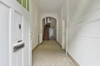 Ben je op zoek naar een kantoor met uitstraling, karakter en modern comfort? <br />Dit indrukwekkende herenhuis combineert de grandeur van historische architectuur met een functionele kantooromgeving over meerdere verdiepingen. Een unieke werkplek die gegarandeerd indruk maakt op jouw klanten en medewerkers!<br /><br />Troeven en indeling:<br /><br />* Royale oppervlakte: Ca. 220 m² aan veelzijdige kantoorruimte, verspreid over verschillende verdiepingen. Perfect voor het creëren van een combinatie van landschapskantoren, vergaderzalen en private werkplekken.<br />* Authentieke herenhuisaspecten met een statige inkomhal die direct professionaliteit en klasse uitstraalt.<br />* Voorzien van eigentijdse sanitaire voorzieningen én een douche.<br />* Keuken: Volwaardige geïnstalleerde keuken aanwezig voor de lunchpauzes van het team.<br />* Buitenruimte: Een heerlijke privé-tuin waar je in alle rust kunt pauzeren of informeel kunt overleggen in het groen.<br /><br />* Beschikbaarheid: In onderling overleg af te spreken.<br />* Huurwaarborg: 3 maanden huur.<br />* Onroerende voorheffing: Ten laste van de huurder (wordt doorgerekend).<br />* Opschortende voorwaarde: De verhuring geschiedt onder de opschortende voorwaarde van het verkrijgen van de functiewijziging naar kantoor.<br /><br />Interesse of een bezoek inplannen?<br /><br />Wens je deze unieke kantooromgeving van dichtbij te ontdekken en de mogelijkheden voor jouw onderneming te bespreken?<br />Neem vandaag nog contact met ons op via 050/33.33.00 of bo.maertens@dewaele.com voor meer informatie of een bezoek ter plaatse.