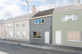Gelegen in de Gransveldestraat 21 te Wetteren, bevindt deze woning zich in een aangename omgeving met verschillende voorzieningen in de buurt. Winkels, scholen en sportcentra zijn vlot bereikbaar op fiets- of wandelafstand. Daarnaast is het station van Wetteren op 10 minuten fietsafstand bereikbaar!<br /><br /><br />Bij het binnenkomen komt u terecht in de woonkamer, met aansluitende eetruimte. Verder vindt u op het gelijkvloers een uitgeruste keuken en een badkamer met douche en dubbele wastafel.<br /><br />Op de eerste verdieping bevinden zich twee ruime slaapkamers. Op de tweede verdieping vindt u de derde ruime slaapkamer.<br /><br />Buiten kunt u genieten van een terras en een ruime tuin, ideaal om te ontspannen of gezellig tijd door te brengen met familie en vrienden. <br /><br />Daarnaast beschikt de woning ook over een kelder.<br /><br />Troeven:<br />• 3 slaapkamers<br />• Goede ligging<br />• Ruime tuin met terras<br />• Uitgeruste keuken<br />• Badkamer met douche en dubbele wastafel<br />• Kelder <br />• Winkels, scholen en sportvoorzieningen in de buurt<br />• Mobiscore van 8,5/10<br />• <br />Interesse in deze woning? Contacteer Top Vastgoed voor een bezoek op 0475 700 700.