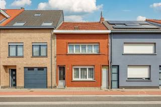 <h2><span>Te renoveren woning met ruime tuin en uitbreidingsmogelijkheden te Schelle</span></h2><p><span>Bent u op zoek naar een woning die u volledig naar eigen smaak en wensen kan renoveren? Dan is deze woning in de Steenwinkelstraat 99 te Schelle zeker een bezoek waard.</span></p><p><span>De woning beschikt over een bewoonbare oppervlakte van </span><span>150 m²</span><span> en is gelegen op een perceel van </span><span>329 m²</span><span>. Dankzij de ruime indeling, de diepe tuin en de bijkomende mogelijkheden achteraan vormt deze woning een interessante basis voor wie op zoek is naar een renovatieproject met potentieel. Op het gelijkvloers bevinden zich de woon- en eetkamer, een geïnstalleerde keuken, een badkamer met ligbad en een afzonderlijk toilet. Op de eerste verdieping zijn er </span><span>2 ruime slaapkamers</span><span>. Daarnaast beschikt de woning over een ruime zolder die nog verder kan worden ingericht en zo bijkomende mogelijkheden biedt. Een belangrijke troef is de </span><span>vergunde achterbouw</span><span>. Deze is momenteel niet ingericht als volwaardige woonruimte, maar biedt interessante mogelijkheden om de woning verder uit te breiden of opnieuw in te delen. Aansluitend bevindt zich de ruime en diepe tuin, waar u volop de mogelijkheid heeft om een aangename buitenruimte te creëren. De woning is voorzien van </span><span>centrale verwarming op gas</span><span>. In de achterbouw bevindt zich tevens een voormalige mazouttank. Deze is leeg en niet meer in gebruik, maar werd nog niet gereinigd. Er is geen attest van buitengebruikstelling aanwezig.</span></p><p><span>De woning vraagt renovatie en modernisering, maar biedt dankzij de beschikbare ruimte, de vergunde achterbouw en het ruime perceel heel wat mogelijkheden om hier een </span><span>hedendaagse gezinswoning</span><span> van te maken.</span></p><p><span>Troeven van deze woning:</span></p><ul><li><span>Ruime zolder met verdere inrichtingsmogelijkheden</span></li><li><span>Vergunde achterbouw met uitbreidingsmogelijkheden</span></li><li><span>Ruime en diepe tuin</span></li><li><span>Tal van mogelijkheden naar renovatie en indeling</span></li></ul><p><span>Bent u op zoek naar een woning met ruimte en potentieel die u volledig naar eigen wensen kan renoveren?</span></p><p><span>Contacteer ons dan vandaag nog voor meer informatie of een bezoek ter plaatse.</span></p><p><span>---------------------------------------------------------------------------------------------------------------------------------</span></p><p><span>Gratis schatting van uw eigendom? Aarzel zeker niet ons te contacteren.</span></p><p><span>Robin Van den Bergh</span><span><br /><span>robin@home4you.be</span></span><span><br />+32 468 23 19 79<br />7/7 bereikbaar</span></p>