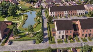 <p>Aan de rand van Harelbeke, op een rustige en groene locatie met vlotte verbinding naar Kortrijk, verrijst een nieuw woonproject met 26 kwaliteitsvolle woningen. Deze eigentijdse verkaveling brengt het beste van twee werelden samen: een ontspannen, residentiële omgeving en een uitstekende bereikbaarheid van scholen, winkels en belangrijke uitvalswegen.<br /><br /><strong>Hedendaags en energiezuinig wonen</strong><br /><br />De woningen, zowel halfopen als rijwoningen, worden gebouwd volgens de huidige energienormen en uitgerust met moderne technieken zoals ventilatie D, vloerverwarming, warmtepomp en zonnepanelen. Hierdoor geniet je van een duurzame, comfortabele en energiezuinige thuis die klaar is voor de toekomst.<br /><br />Met bewoonbare oppervlaktes tussen de 122 en 162 m² en standaard vier slaapkamers biedt elke woning een doordachte indeling waarbij leefruimte, licht en functionaliteit centraal staan. Een carport bij elke woning en een grote, centrale groenzone binnen de verkaveling vormen extra troeven voor wie houdt van ruimte en rust.<br /><br /><strong>Een thuis die bij je past</strong><br /><br />De woningen worden volledig afgewerkt en bieden ruime keuzemogelijkheden in materialen en afwerking. Hierdoor kun je je nieuwe woonst vormgeven in de stijl die bij jou past, binnen het comfort van een sleutel-op-de-deur aanpak.<br /><br /><strong>Ideaal voor gezinnen en rustzoekers</strong><br /><br />Dankzij de kindvriendelijke omgeving, de groene invulling van het project en de perfecte balans tussen rust en nabijheid van stedelijke voorzieningen, is dit woonproject ideaal voor gezinnen, starters en iedereen die waarde hecht aan hedendaags wooncomfort in een aangename, open buurt.<br /><br /><span><strong>6% BTW mogelijk voor lot 16 & 17!</strong></span><br /><br />Indien u vrijblijvend een bezoek wenst aan het project, neem dan zeker contact met Immo Beguin via emiel@immobeguin.be</p>