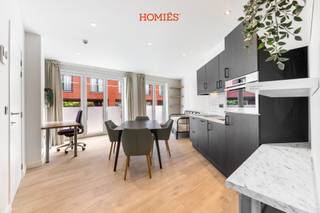 Deze volledig bemeubelde studio op het gelijkvloers combineert comfortabel wonen met een uitstekende ligging nabij het centrum. Dankzij de centrale locatie bevinden tal van faculteiten en lesgebouwen, winkels, openbaar vervoer en het park zich op korte afstand. Hierdoor is de studio zowel geschikt voor studenten als voor jonge werkenden die centraal en comfortabel willen wonen.<br />De studio beschikt over een praktisch ingerichte keuken met vaatwasser, combi-oven en koelkast met vriesvak. De afzonderlijke badkamer is voorzien van een douche, lavabo en toilet. De studio wordt volledig bemeubeld verhuurd: alle meubels die op de foto’s te zien zijn, zijn inbegrepen. Verwarming gebeurt via een energiezuinige warmtepomp, die tevens als airconditioning kan worden gebruikt.<br />De studio is onmiddellijk beschikbaar. De huurprijs bedraagt €950 per maand, aangevuld met €70 per maand voor water, internet en elektriciteit van de gemeenschappelijke delen. Het privatieve elektriciteitsverbruik wordt door de huurder via een individueel contract rechtstreeks met een energieleverancier afgesloten. Meer interesse of een bezichtiging inplannen? Neem contact op via info@homies.be.