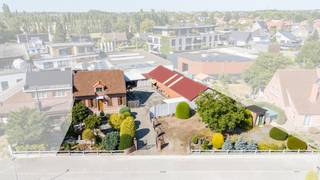 [[ DIT PAND NEEMT DEEL AAN DE ERA OPEN HUIZEN DAG OP 19/9 VAN 17:30 TOT 18:30 ]]
<p>Deze halfopen bebouwing biedt dankzij haar ruime indeling en het grote magazijn tal van mogelijkheden voor zowel particulieren als zelfstandigen. De woning beschikt over verschillende leefruimtes en biedt een mooie basis om volledig naar eigen smaak en behoeften te renoveren. Op het perceel bevindt zich het ruim magazijn, ideaal voor opslag, een werkplaats, hobbyruimte of zelfstandige activiteit.</p>

<p>Dankzij de combinatie van wonen en een bijzonder ruime magazijnruimte is dit een interessante eigendom voor wie op zoek is naar veel ruimte en uitbreidingsmogelijkheden. Een woning met karakter en vooral veel potentieel, die mits de nodige renovatiewerken kan uitgroeien tot een bijzonder ruime en veelzijdige eigendom.</p>

<p>Belangrijkste ruimtes:<br />• Ruime living (50 m²) met veel mogelijkheden voor een gezellige zithoek en eetplaats.<br />• Keuken uitgerust met dubbele spoelbak en elektrisch fornuis.<br />• Slaapkamer (12,23 m²) geschikt als kinder-, logeer- of bureauruimte.<br />• Grote slaapkamer (55,43 m²) met tal van indelingsmogelijkheden.<br />• Badkamer (6,41 m²) voorzien van douche, toilet en enkele wastafel in meubel.<br />• Praktische wasplaats met aansluiting voor wasmachine en droogkast.<br />• Twee bergingen voor extra stockageruimte.<br />• Kelder (15 m²) met technische ruimte en wijnkelder.</p>

<p>Troeven:<br />• Groot magazijn, ideaal als werkplaats, opslagruimte of hobbyruimte<br />• Tal van mogelijkheden naar inrichting en gebruik<br />• Nabij scholen, openbaar vervoer en belangrijke invalswegen.</p>

<p>Neem vandaag nog contact op met je ERA-makelaar voor een bezoek. JOUW DROOMHUIS. ZO GEVONDEN!</p>