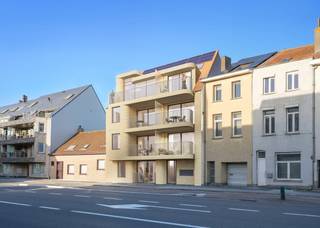 Het project Manu geniet van een uitstekende locatie langs de Kerkstraat te Blankenberge. Gelegen in het hart van deze bruisende badstad, bevindt u zich op wandelafstand van de zeedijk, het strand en de jachthaven. De nabijheid van lokale handelszaken, kwalitatieve restaurants en gezellige terrasjes maakt dit vastgoed de ideale uitvalsbasis voor wie houdt van het leven aan zee.<br /><br />Indeling studio 02.03:<br />- inkomhal met toilet<br />- Leefruimte met wandkeuken en toegang tot terras<br />- berging met aansluiting wasmachine<br />- slaaphoek<br />- badkamer met inloopdouche en lavabomeubel<br /><br />Dit kleinschalige project bestaat uit 10 kwalitatieve entiteiten met een doordachte indeling, daarnaast zijn er ook nog volgende troeven in de residentie:<br />- Privatieve bergingen: Elke entiteit beschikt over een eigen berging op het gelijkvloers, uitermate geschikt voor het stallen van fietsen.<br />- Garages: Aan de achterzijde bevinden zich drie ruime garageboxen, toegankelijk via de Oude Steenweg.<br /><br />Ook voor investeerders is dit aanbod een buitenkans, wegens de grote vraag naar kwalitatief huurvastgoed in de streek.<br /><br />Bent u op zoek naar nieuwbouw appartement te koop in Blankenberge? Contacteer ons snel voor meer info.<br /><br />Bestuursmaatregelen in het maatregelenregister: nee