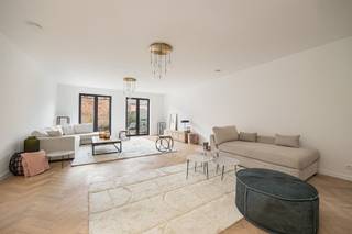<p><span>Spacieuse maison neuve avec quatre chambres et deux salles de bains</span></p><p><span> </span></p><p><span>Cette maison nouvellement construite, située dans la Pasbrugstraat à Malines, combine un confort de vie moderne avec un excellent emplacement. La rue calme à sens unique signifie que très peu de trafic devant la porte perturbera votre tranquillité. Pourtant, la propriété est très facile d'accès. Les écoles, les magasins et les autres commodités sont tous accessibles à pied ou à vélo. Grâce à la bonne connexion avec les autoroutes Tangent et R6, vous êtes également sur la bonne autoroute en voiture en quelques minutes.</span></p><p><span> </span></p><p><span>Aménagement</span></p><p><span> </span></p><p><span>Rez-de-chaussée :</span></p><p><span>- Hall d'entrée</span></p><p><span>- Salle de séjour</span></p><p><span>- Cuisine</span></p><p><span>- WC</span></p><p><span>- Jardin</span></p><p><span> </span></p><p><span>A l'étage</span></p><p><span>- Chambre à coucher 1</span></p><p><span>- Chambre à coucher 2</span></p><p><span>- Buanderie</span></p><p><span>- Salle de bain 1</span></p><p><span> </span></p><p><span>Deuxième étage</span></p><p><span>- Chambre à coucher 3</span></p><p><span>- Chambre à coucher 4</span></p><p><span>- Salle de bain 2</span></p><p><span>- Salle d'eau</span></p><p><span> </span></p><p><span>Les avantages</span></p><p><span>- Construction neuve à haute efficacité énergétique</span></p><p><span>- Quatre chambres à coucher de taille normale</span></p><p><span>- Grand rez-de-chaussée lumineux</span></p><p><span> </span></p><p><span>Vous êtes intéressé par ce bien à vendre à Malines, vous cherchez d'autres biens immobiliers ou vous voulez connaître la valeur de votre bien ? Dans ce cas, vous êtes à la bonne adresse chez BOLT Immo ! Nous nous ferons un plaisir de vous aider.</span><span> </span></p><p><span> </span></p>
