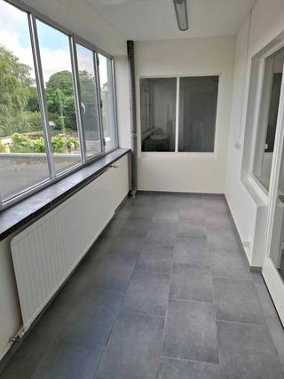 Leuk en vernieuwd appartement in Geel-centrum bestaande uit: inkomhal, ruime leefruimte met veel lichtinval, open ingerichte keuken met...