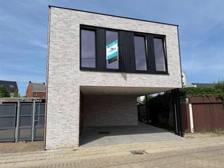 <p>Deze nieuwbouwwoning is gelegen in een doodlopende straat in het centrum, op wandelafstand van school, winkels en openbaar vervoer. Op de gelijkvloerse verdieping bevinden zich een inkomhal met apart toilet, een berging en een lichtrijke leefruimte met open keuken. Op de eerste verdiepingen vinden we 3 ruime slaapkamers terug, een wasplaats en een een badkamer die voorzien is douche, bad en dubbele wastafel. Op de nachthal is ook nog een apart toilet voorzien. Vooraan de woning is er een parkeerplaats voor 1 wagen voorzien en een buiten berging. Deze woning beschikt over alle moderne comfort en wordt nog verder afgewerkt met kwaliteitsmaterialen (keuken, binnendeuren, bekleding trap,...). Verkoop onder btw (registratierechten op de grond, btw op de constructiewaarde). Maak snel uw afspraak! </p>