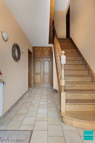 Gelegen langs de Dooren bevindt zich deze halfopen bebouwing met 4 slaapkamers op een perceel van 11a49ca.De woning biedt veel ruimte en...