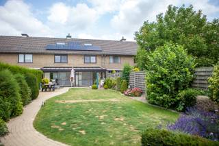 <p>Rustig gelegen woning met 3 slaapkamers dicht bij het centrum van Beveren-Leie. Deze woning beschikt over alle moderne comfort en is voorzien van zonnepanelen.</p>

<p><strong>Indeling:</strong></p>

<p>Inkomhal met toilet - zithoek met houtcassette - eetkamer - grote volledige ingerichte leefkeuken met eiland en ontbijttafel - veranda met automatische zonnewering - garage - nachthal - badkamer - 3 ruime slaapkamers - bureauruimte - vaste trap naar volledig geïsoleerde zolder (extra kamer mogelijk) - zongerichte, gezellige tuin met tuinhuis achteraan</p>

<p><strong>Energiezuinig</strong></p>

<p>De verwarmingsketel werd volledig vernieuwd (hoogrendementsketel) en de woning is voorzien van zonnepanelen. </p>

<p><strong>Troeven:</strong></p>

<p>-modern comfort door recente vernieuwingen</p>

<p>-dicht bij scholen, openbaar vervoer en winkels</p>

<p>-vlotte verbinding naar Waregem en Kortrijk</p>

<p>-rustig gelegen </p>

<p>-garage + parking voor de deur<br /> </p>

<p>Is deze woning iets voor jou? Aarzel dan niet om contact met ons op te nemen om een bezoek in te plannen.</p>