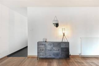 Dit zeer ruim appartement is gelegen op de 1ste verdieping van Residentie "Helix" op de hoek van de Oudaan en de hippe Kammenstraat. Een toplocatie in het hartje van onze stad en op wandelafstand van de Meir, de Groenplaats en het openbaar vervoer. Via de Gasthuistunnel ben je tevens op 1-2-3 buiten de stad en aan de belangrijke invalswegen. Het appartement is voorzien van een royale inkomhal, 2 slaapkamers, een badkamer, een mooie ruime woonkamer met aansluitend terras en een toffe keuken met kookeiland en berging!