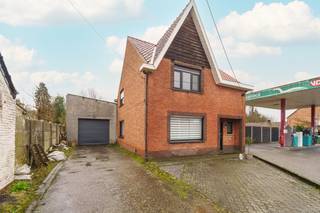 <p>Deze veelzijdige woning biedt tal van mogelijkheden dankzij de combinatie van een hoofdwoning met 3 slaapkamers en een achtergelegen bijgebouw waarin nog eens 4 extra slaapkamers werden ingericht.</p><p></p><p><strong>Indeling</strong></p><p>Via de inkomhal heeft u toegang tot zowel de leefruimte als de keuken. De ruime living beschikt over een gezellige zithoek en biedt voldoende plaats voor een eetgedeelte. De keuken is uitgerust met een ingebouwde oven, keramische kookplaat, koelkast en voldoende opbergruimte.De badkamer werd recent vernieuwd en is voorzien van een bad, douche en dubbele lavabo. Vanuit de inkomhal bereikt u bovendien een droge kelder, ideaal voor extra opslag.</p><p></p><p>Op de eerste verdieping bevinden zich drie volwaardige slaapkamers.De centrale nachthal zorgt voor een vlotte verbinding tussen de ruimtes. Daarnaast is er nog een praktische berging aanwezig.</p><p>Achteraan de woning werd de voormalige garage volledig omgevormd tot een aparte woonentiteit met 4 slaapkamers, ideaal voor grote gezinnen, co-housing of extra verhuurmogelijkheden.</p><p></p><p>De woning is voorzien van verwarming via een hoogrendementsketel op gas en beschikt over rolluiken. Daarnaast biedt de indeling ruime mogelijkheden door de beschikbare oppervlakte en het aantal kamers.</p><p><br />De tuin wordt in exclusief genot toegekend aan de woning.</p><p></p><p>Deze woning in Meerhout biedt bijzonder veel ruimte en een praktische indeling met slaapkamers op zowel het gelijkvloers als de verdieping. Dankzij de garage, meerdere slaapkamers en ruime leefruimte is dit een ideale woning voor gezinnen of voor wie op zoek is naar een woning met veel potentieel.</p>