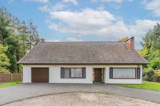 Charmante laagbouwwoning met veranda en zuidgerichte tuin<br /><br />Ontdek deze gezellige laagbouwwoning uit 1970, gelegen in een rustige en aangename residentiële buurt. De woning biedt veel potentieel en is ideaal voor wie op zoek is naar comfort met mogelijkheden tot verdere inrichting naar eigen smaak.<br /><br />Bij binnenkomst treft u een ruime woonkamer die naadloos overgaat in een prachtige veranda van maar liefst 40 m² – een heerlijke plek om het hele jaar door te genieten van het zicht op de zuidgerichte tuin. De keuken is volledig uitgerust met alle hedendaags comfort en nodigt uit tot gezellig koken.<br /><br />De woning beschikt over twee royale slaapkamers en een grote zolder die eenvoudig kan worden omgevormd tot extra kamers of hobbyruimte. Hoewel de woning deels op te frissen is, biedt ze een solide basis en talloze mogelijkheden om er uw droomwoning van te maken.<br /><br />Troeven op een rij:<br /><br />* Laagbouwwoning met veel lichtinval<br />* Woonkamer en keuken met aansluitend grote veranda<br />* Zuidgerichte tuin<br />* Twee ruime slaapkamers<br />* Grote zolder met uitbreidingsmogelijkheden<br />* Keuken met alle comfort<br />* Rustige, residentiële ligging