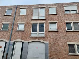 Te renoveren appartement , inkomhal ,grote living/eetplaats met aansluitend open keuken ,1grote slaapkamer + 1 berg/babykamer, grote badkamer met...