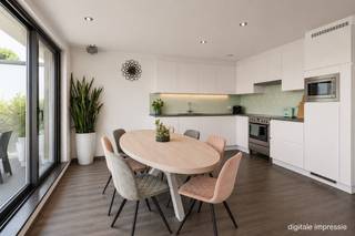 Flexibel duplexappartement gelegen te Tongeren, Wijkstraat 69 bus 3.<br /><br />Gunstige locatie op wandelafstand van het centrum van Tongeren, nabij het vernieuwde stadspark De Motten, het T-Forum winkelcenter en diverse scholen. De autosnelweg is vlot bereikbaar op 5km.<br /><br />Dit ruime duplexappartement (183m²) met <strong>5 slaapkamers</strong> is gelegen op de eerste en tweede verdieping van een stijlvolle kleinschalige residentie en biedt een unieke combinatie van <strong>woon- en zorgmogelijkheden</strong>. Dankzij de <strong>aparte inkom en lift tot op de tweede verdieping</strong>, én de <strong>voorzieningen om een tweede keuken te installeren</strong>, kunnen beide verdiepingen eenvoudig functioneren als <strong>zelfstandige woonentiteiten</strong>.<br /><br />De eerste verdieping omvat een lichtrijke leefruimte met gashaard, een volledig uitgeruste eilandkeuken, een terras met zicht op de basiliek, 2 slaapkamers, een badkamer en een praktische berging.<br />De tweede verdieping beschikt over 3 slaapkamers, een tweede badkamer, een ruime leefruimte en keukenvoorzieningen.<br /><strong>Ideaal voor samenwonende generaties, mantelzorgers of samengestelde gezinnen</strong> die op zoek zijn naar <strong>comfort, zelfstandigheid én nabijheid</strong>.<br /><br />Aan de achterzijde is er een private garage voorzien van automatische poort, een overdekte autostaanplaats en een nuttige buitenberging.<br /><br />Enkele van de voornaamste troeven van dit duplexappartement op een rijtje:<br /><br />- Gunstige ligging nabij het centrum. Vlotte bereikbaarheid van de voornaamste invalswegen.<br />- Gebouw met luxueuze uitstraling en keurig aangelegde voortuin. In uitstekende staat van onderhoud.<br />- Mogelijkheid tot B&B.<br />- Kleinschalige residentie van 4 wooneenheden.<br />- Ruim duplexappartement van 183m² met 5 slaapkamers, garage en overdekte staanplaats. Dus privé-parking voor 2 wagens.<br />- Verdiep 2 beschikt over een aparte toegang langs de buitenzijde per trap of per lift.<br />- Polyvalente invulling: voor groot of samengesteld gezin, voor inwonende ouder,... Eveneens als thuiskantoor of praktijk aan huis.<br />- Garage, overdekte staanplaats en buitenberging inbegrepen.<br /><br />Voor bijkomende info of een bezoek ter plaatse, contacteer ons op 0473 79 29 30 of mail naar luc@vestio.com<br /><br /><br />