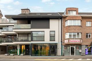 Ruime handels/kantoorruimte van 179m² in het centrum van Hoogstraten met mogelijkheid tot aankoop vier achterliggende staanplaatsen. EPC A...