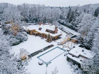 Gelegen aan de prestigieuze Bisschoppenhoflei in het groene en residentiële Brasschaat, bevindt zich deze uitzonderlijke villa die luxe, ruimte en rust perfect combineert. <br /><br />Deze exclusieve villa is gelegen op een royaal perceel (ca 1ha) en beschikt over een bewoonbare oppervlakte van maar liefst 677 m², verdeeld over drie volwaardige verdiepingen. De woning is ontworpen met oog voor comfort en elegantie, en biedt een hoogwaardige afwerking in elke ruimte. De zuidoost georiënteerde tuin is een oase van rust, met een prachtig aangelegd terras en een privézwembad dat uitnodigt tot ontspanning en buitenleven in stijl.<br /><br />Binnenin vindt u vier ruime slaapkamers, waaronder een indrukwekkende hoofdslaapkamer met en-suite badkamer en dressing. Er zijn drie badkamers aanwezig, allen afgewerkt met kwaliteitsvolle materialen. De keuken, met een oppervlakte van 46 m², is een droom voor elke culinaire liefhebber en sluit naadloos aan op de eetkamer en de lichtrijke woonkamer met zicht op de tuin.<br /><br />De villa beschikt verder over een recreatieruimte, een wijnkelder, een bureau, een serverruimte en een familie-/TV-kamer. De kelderverdieping beslaat 149,79 m² en biedt extra bergruimte en technische voorzieningen. De garage biedt plaats aan meerdere voertuigen en is rechtstreeks toegankelijk vanuit de woning.