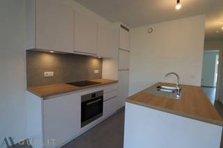 Dit recente 2-slpk.appartement op de eerste verdieping heeft een oppervlakte van ca 70m² en een terras met open zicht van ca 5,6m². Gemeenschappelijke traphal. Het appartement omvat een centrale inkomhal, lichtrijke leefruimte, open ingerichte keuken, berging, toilet, 2 slaapkamers en een badkamer. Autostaanplaats incl. Vrij vanaf 01/01/27. Huurprijs 885 € + 30€ lasten. E-PEIL: E37 UC: 12034-G-DBA_2017040290/EP16647/AO01/D01/SD007. Voor verdere inlichtingen, neem vrijblijvend contact op nummer 052/52.05.05 of mail naar axel@ax-quality.be