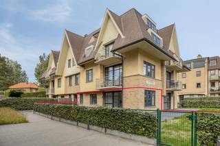 Instapklaar appartement met 2 slaapkamers te koop in de residentie Ganymedes, gelegen langs de Lejeunelaan te Koksijde-Bad. Het appartement beschikt over het genotsrecht van een eigen zongericht tuintje (+/- 100m²). Het appartement is rustig gelegen op enkele passen van de winkelstraat en eveneens op wandelafstand van het strand!<br /><br />Op zoek naar interessante immo te Koksijde? Lees dan zeker verder!<br /><br />INDELING <br />> Gelijkvloers<br />- lichtrijke leefruimte met open geïnstalleerde keuken<br />- apart toilet <br />- badkamer met douche, wasmeubel met lavabo en handdoekradiator<br />- 2 slaapkamers <br />- tuin (+/- 100m²) met terras<br /><br />> In de kelder is er een gemeenschappelijke fietsenstalling en de mogelijkheid tot aankoop van een autostaanplaats.<br /><br />TROEVEN<br />+ Volledig instapklaar appartement<br />+ Conforme elektrische installatie, CV op aardgas<br />+ Ruime zonnige tuin <br />+ TOPlocatie op wandelafstand van de winkelstraat en het strand<br /><br />Interesse in dit appartement te koop in Koksijde? Neem dan zeker contact op met de dossierverantwoordelijke Sarah Velle via 0470 10 52 78 of sarah.velle@dewaele.com. <br /><br />Bestuursmaatregelen in het maatregelenregister: nee