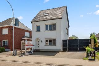 Op een uitstekende locatie in het centrum van Itegem bevindt zich deze veelzijdige vrijstaande woning.<br />Dankzij de centrale ligging bevinden scholen, openbaar vervoer en lokale handelaars zich op wandelafstand. Bovendien geniet u van een vlotte verbinding naar Lier en Heist-op-den-Berg, waardoor deze woning een ideale uitvalsbasis vormt.<br /><br />Bij het betreden van de woning komt u in de inkomhal met gastentoilet. Op het gelijkvloers bevindt zich momenteel een praktijkruimte, die eveneens perfect kan dienen als bureau, hobbyruimte of extra slaapkamer. Verder vindt u hier een ruime, volledig ingerichte moderne keuken die alle comfort biedt alsook een praktische berging met aansluiting voor een wasmachine, een ligbad alsook een douche.<br />De lichtrijke en ruime leefruimte vormt het hart van de woning en biedt een prachtig uitzicht op het overdekte terras en de aangename tuin, waardoor binnen- en buitenleven naadloos in elkaar overvloeien.<br /><br />Op de eerste verdieping bevinden zich twee ruime slaapkamers en een tweede badkamer, uitgerust met een douche, lavabo en toilet.<br />De zolderverdieping werd ingericht als een volwaardige derde, ruime slaapkamer en beschikt daarnaast over extra bergruimte.<br /><br />Achteraan de woning bevindt zich een ruim overdekt terras waar u in alle seizoenen kunt genieten van het uitzicht op de onderhoudsvriendelijke tuin. Bovendien beschikt de woning over een praktisch tuinhuis en is er voldoende parkeergelegenheid op het eigen perceel.<br /><br />Deze instapklare woning combineert een uitstekende ligging met een verrassend ruime en functionele indeling. Dankzij de praktijkruimte, de drie volwaardige slaapkamers en de aangename buitenruimte is dit de ideale woning voor gezinnen, zelfstandigen of wie wonen en werken wil combineren.<br /><br />Bekijk nu reeds de foto's en virtuele tour op onze website www.dplusvastgoed.be<br /><br />Voor meer informatie of voor een bezoek bel 0475 59 90 00 of mail yves@dplusvastgoed.be<br />