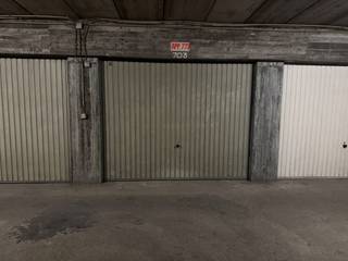 Garagebox te koop gelegen in de Royal Palace sectie 7 garagebox 703. De garagebox is voorzien van een afgesloten poort (manueel te bedienen).Afmetingen: 2,75 x 5mOp zoek naar een garagebox in de Royal Palace? Vraag dan snel uw bezoek aan. Bestuursmaatregelen in het maatregelenregister: in aanvraag