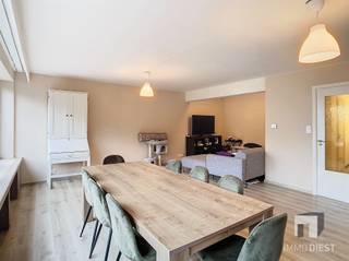 <p><span>Ontdek dit charmante appartement in Diest, een prachtige woonruimte van 105m² met twee ruime slaapkamers. De grote ramen zorgen voor een overvloed aan natuurlijke lichtinval en bieden een prachtig uitzicht op het omliggende groen. De open leefruimte is perfect voor gezellige diners en bijeenkomsten met familie en vrienden. <br />De keuken is functioneel voorzien van vaatwasser, combi oven, ijskast met diepvriesvak. De badkamer is netjes ingericht met een bad/douchecombinatie, wat zorgt voor optimale ontspanning na een lange dag.<br />Met geen onderhoud van een tuin of garage, is dit appartement ideaal voor wie een zorgeloze woonervaring zoekt. Gelegen op een gunstige locatie, dichtbij lokale voorzieningen en openbaar vervoer, biedt deze woning de perfecte balans tussen comfort en gemak.<br />Mis deze unieke kans niet om eigenaar te worden van een aangenaam appartement in een rustige, groene buurt in het hart van Diest.<br /><br />De huurprijs bedraagt € 880 + €50 gem. kosten + €30 per persoon voor water (provisie)<br /><br />Wilt u dit appartement bezoeken? Dat kan!<br />Vul de kandidaatstelling in op ImmoDiest.be (onder te huur -> Veemarkt 23A Bus 5- 3290 Diest -> Oranje knop 'vraag uw bezoek aan').<br />Van zodra wij deze informatie ontvangen hebben, nemen wij contact met u op.</span></p>