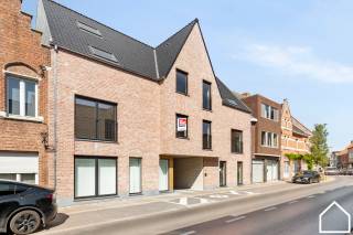 Deze ruime gelijkvloerse nieuwbouwappartement biedt een grote lichtrijke leefruimte met een uitgeruste keuken, 2 SLPKS, bureauruimte en zongerichte terras<br /><br />APPARTEMENT TE KOOP ONDER * 2% REGISTRATIERECHTEN <br /><br />ONTDEK ONZE VASTGOEDVIDEO; https://youtube.com/embed/acObu4bpldQ<br /><br />Indeling: <br /><br />GLV:<br />Inkom - lichtrijke leefruimte met een uitgeruste keuken waarbij alle toestellen van SIEMENS zijn - berging - badkamer met dubbel wastafel, ligbad en inloopdouche - toilet - 2de berging en slaapkamers (17,2m² - 14,9m²) - bureauruimte<br /><br /><br />Extra: 5 zonnepanelen per appartement - vloerverwarming - conform aan de normen van 2050 - fietsenberging + vuilnisberging aanwezig per appartement - lift aanwezig - optioneel om een autostaanplaats bij te kopen<br /><br />*indien u aan de voorwaarden voldoet