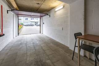 <p><span>Inpandse garage met oprit in rustige straat.</span></p><p><span> </span></p><p><span>Indeling:</span></p><p><span>Deze garagebox situeert zich vooraan het gebouw met huisnummer 58-60. De oprit voor deze box is ongeveer 8 meter diep. De kantelpoort is handbediend, loopt soepel en werd recent geschilderd. Ook de garagebox zelf kreeg een laagje verf.</span></p><p><span>De diepte is 5,80m en de breedte 2,61. Er is licht alsook een stopcontact. De vrije hoogte van de poort is 1,84m, de vrije breedte is 2,07.</span></p><p><span> </span></p><p><span>Extra info:</span></p><p><span>- Onmiddellijk beschikbaar.</span></p><p><span>- Gemeenschappelijke kosten: ongeveer € 15/mnd (verzekering, elektriciteit, etc.).</span></p><p><span> </span></p>