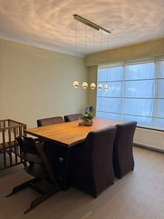 Gerenoveerd gelijkvloers appartementen met tuin, oprit, garage en kelder.<br /><br />Het appartement is gelegen op een rustige, goed bereikbare locatie nabij het rondpunt van Wommelgem. Op wandelafstand bevindt zich het Wijnegem Shoppingcenter, Provinciaal Groendomein Rivierenhof, Fort 2 …<br /><br />De garage 19m2 grenst aan het appartement en geeft rechtstreeks toegang tot de tuin 115m2. Het is een ruime garage, die kan dienen als parkeerplaats voor 1 wagen en opslagruimte.<br /><br />Wanneer je het appartement betreedt via de voordeur (veiligheidsdeur), kom je binnen in de ruime inkomhal. Deze geeft toegang tot de drie slaapkamers van 15m2, 11m2 en 8m2. Ook de badkamer betreed je via de ruime hal. Deze bevat een regendouche, lavabo en toilet.<br /><br />De grootste slaapkamer geeft toegang tot de tuin.<br /><br />In de hal is een aparte berging voorzien voor wasmachine en droogkast. Hier bevindt zich ook de elektriciteitskast (conform) en boiler (2022).<br /><br />De woonkamer grenst aan de open keuken. Deze is ingericht met toestellen van Whirlpool, die slecht 3 jaar oud zijn.<br /><br />Er is een kelder aanwezig met een grote opslagcapaciteit.<br /><br />Volgende zaken zijn ook aanwezig in de woning: <br />- Rolluiken in elke ruimte<br />- Vliegenramen in elke ruimte<br />- Ventilatiesysteem<br /><br />Wil jij dit pand graag bezoeken?<br />Neem dan zeker contact op:<br />0487/28.03.63<br />0477/57.89.93
