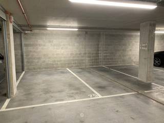 <p><span>Oudenaarde- </span><span>Bent u op zoek naar een ondergrondse autostaanplaats te Scheldekop Oudenaarde? </span></p><p><span>Dan is dit mogelijk iets voor u. </span></p><p><span> </span></p><p><span>De belangrijkste kenmerken in een notendop: </span></p><ul><li><span>Wandelafstand van centrum Oudenaarde </span></li></ul><ul><li><span>Gelegen in een nieuwbouw residentie</span></li><li><span>Ondergronds en veilig</span></li></ul><p><span> </span></p><p><span>Beschikbaar vanaf 01/08/2026</span></p><p><span>Huurprijs: €80</span></p><p><span> </span></p><p><span>Interesse? Contacteer ons kantoor op 055.60.30.00<br /><br /></span></p><p><span> </span></p><p><span> </span></p>