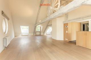 Op een toplocatie in de Leuvense binnenstad bevindt zich dit stijlvolle loftappartement met hoogwaardige afwerking. Via de lift bereik je de...