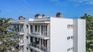 Een ruim (108m²) en zeer aangenaam penthouse-hoekappartement met 3 slaapkamers en 2 panoramische terrassen, een gesloten garagebox en kelder...