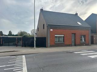 Deze ruime woning bevindt zich in het gezellige en rustige Wuustwezel, omgeven door groen. De woning bestaat uit een ruime woonkamer, volledig ingerichte open keuken met aparte eetkamer, badkamer met douche, wastafel en toiilet en een kelder. Op de 1ste verdieping vinden we 3 slaapkamers. De woning heeft tevens een aparte garage met buitenparking, terras en een tuin. De woning is beschikbaar vanaf 1 juli 2026.