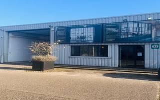 Magazijn 32 situeert zich op het bedrijventerrein in Malle aan Delften 23 langs de Zoerselbaan (provincie Antwerpen); de verbindingsweg tussen...